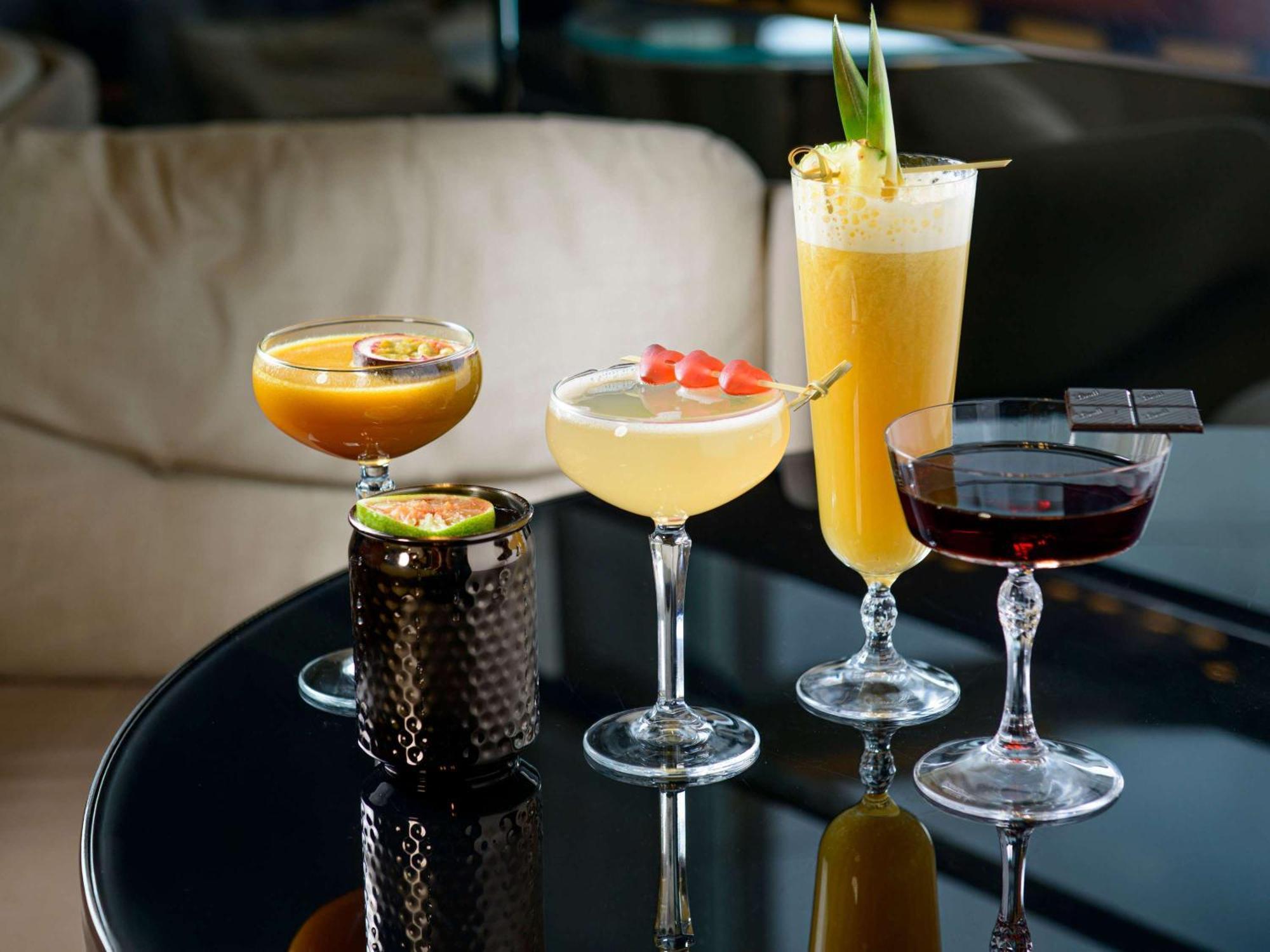 Sofitel Warsaw Victoria Ξενοδοχείο Εξωτερικό φωτογραφία A selection of cocktails